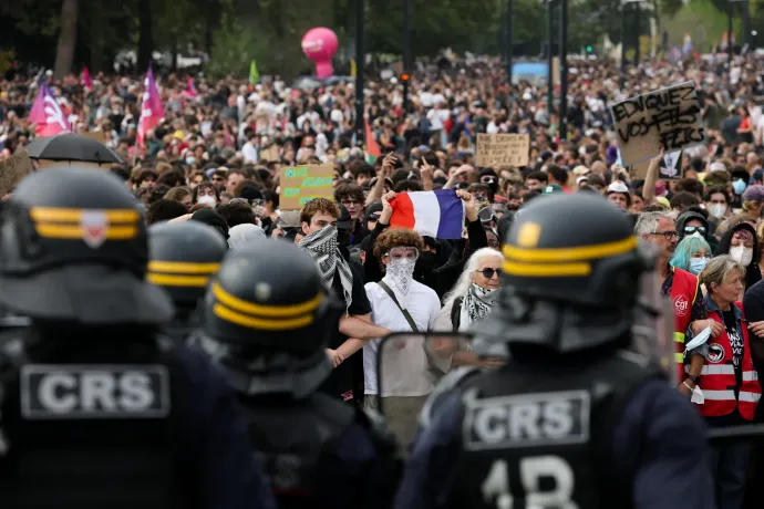 Francia diáktüntetések: 260 ezren vonultak utcára Párizson kívül a szakszervezetek szerint