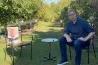 Vučić egy káposztasavanyító kővel és egy fényképpel vitázott a saját kertjében