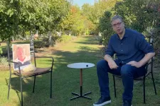 Vučić egy káposztasavanyító kővel és egy fényképpel vitázott az apja kertjében