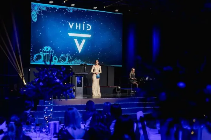 Köböl Anita jelenlegi kormányszóvivő 2023-ban a V-Híd rendezvényén – Fotó: Talentis Event and Marketing Kft. / Facebook