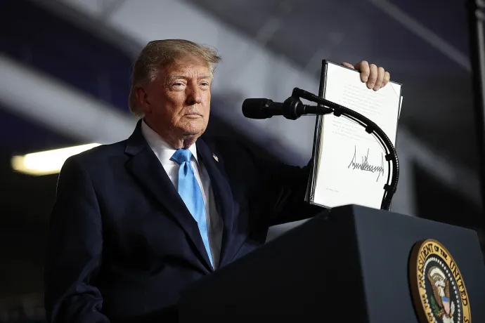Donald Trump, az Egyesült Államok elnöke aláír egy elnöki rendeletet a dízelüzemanyag árának csökkentéséről egy választási kampányrendezvényen Nebraskában 2026. október 5-én – Fotó: Win McNamee / Getty Images