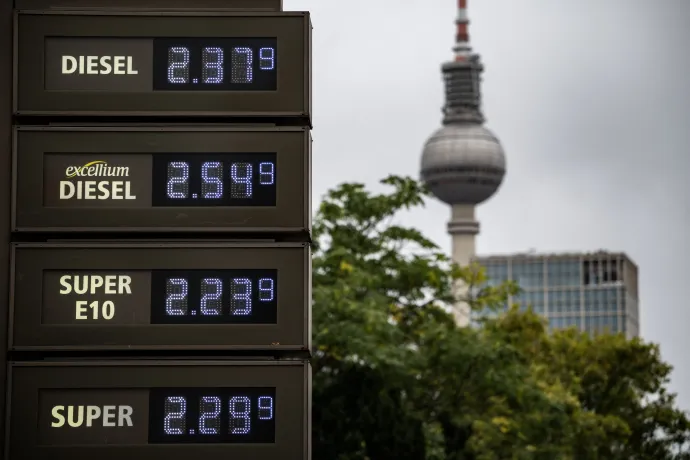 Sosem látott dízelárak egy berlini benzinkúton 2026. október 2-án – Fotó: John Macdougall / AFP