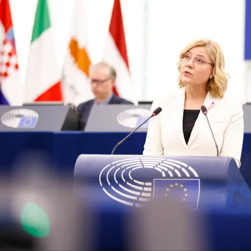 Virkkunen: Mielőbb fogadják el a közösségi médiás korhatárt bevezető uniós jogszabályt