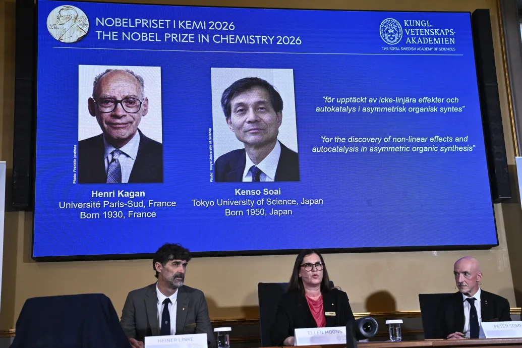 Megfejtették, hogyan választ a természet a tükörképes molekulák közül, ezért járt a 2026-os kémiai Nobel-díj