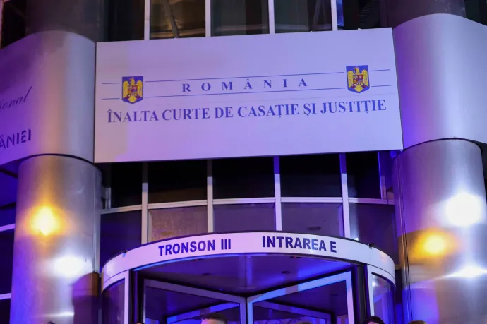 A legfelsőbb bíróság javára döntött az alkotmánybíróság, szerintük rendben van, hogy azt az ügyet tárgyalják, amiben érintettek