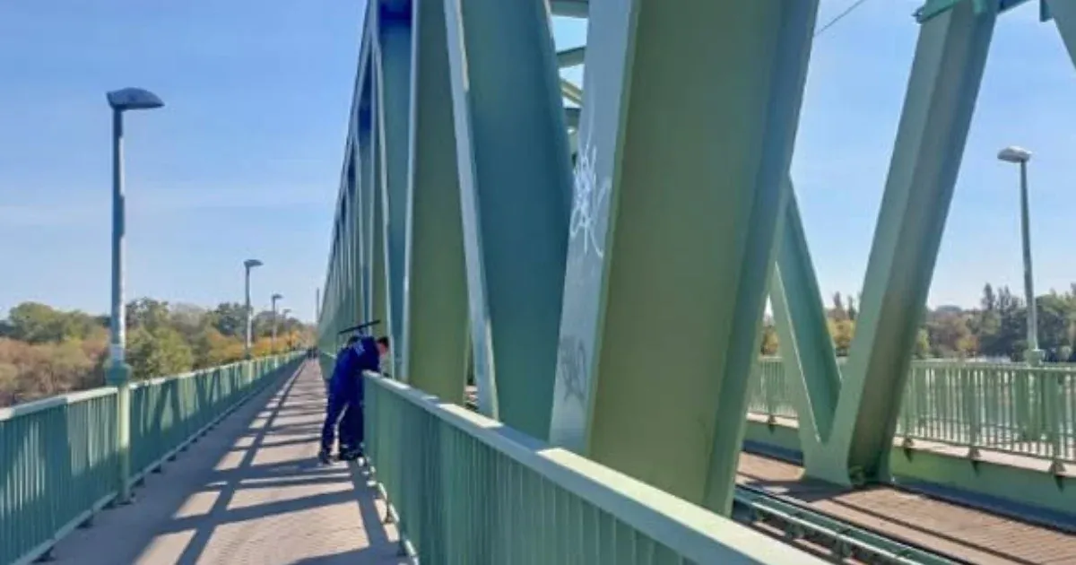 A sínekre dobált elektromos rollerek miatt riasztották a járőröket az Újpesti vasúti hídra