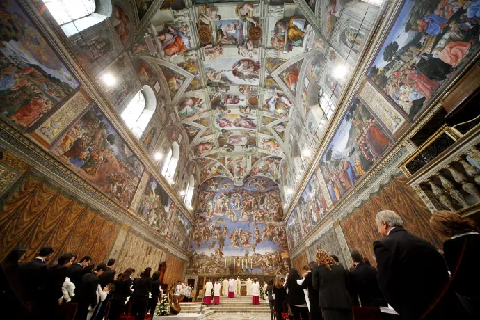Michelangelo freskói a Sixtus-kápolnában, ahol XVI. Benedek pápa misét celebrál az Utolsó ítélet című festmény előtt – Fotó: Franco Origlia / Getty Images