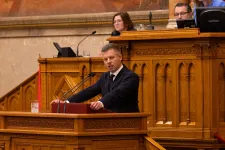 Gyanúsítottként hallgatta ki az ügyészség Magyar Pétert a telefonlopásos ügy miatt