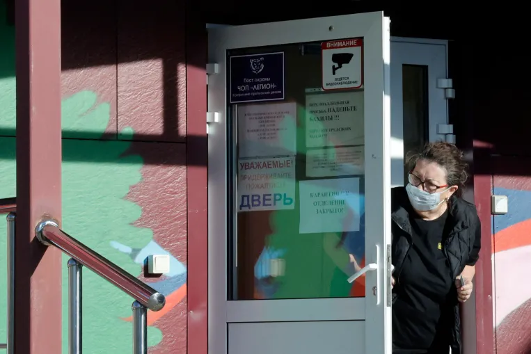 A világ transzparens kommunikációt vár, Oroszország inkább a pestis szó eltüntetésén dolgozik