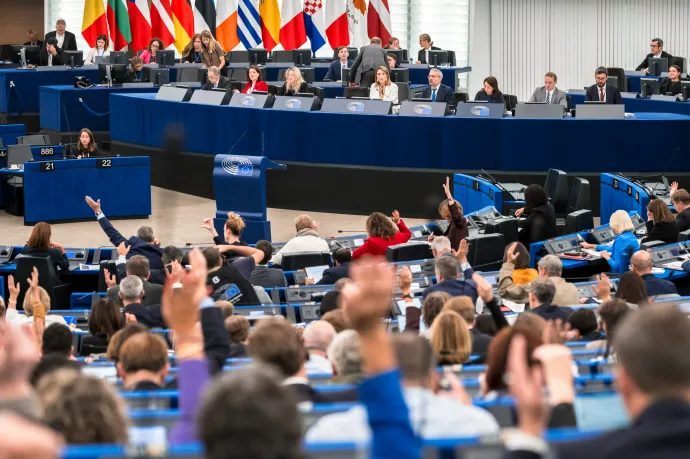 Az uniós intézményeknél is szigorú korrupcióellenes fellépést akar az EP