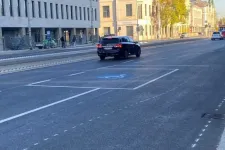 Egyszerű a megfejtése az út közepére festett újpesti mozgáskorlátozott parkolóhelynek
