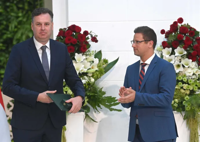Dányi Gábor 2021. augusztus 20-án átveszi a Magyar Érdemrend lovagkeresztjét Gulyás Gergely Miniszterelnökséget vezető minisztertől. Dányi nem sokkal korábban mondott le a Miniszterelnökség helyettes államtitkári posztjáról – Fotó: Bruzák Noémi / MTVA / MTI