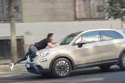 El akart hajtani egy autós a koccanás után, de a károsult taxis belekapaszkodott a motorháztetőbe