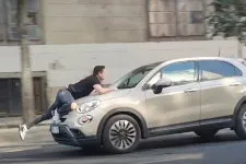 El akart hajtani egy autós a koccanás után, de a károsult taxis belekapaszkodott a motorháztetőbe