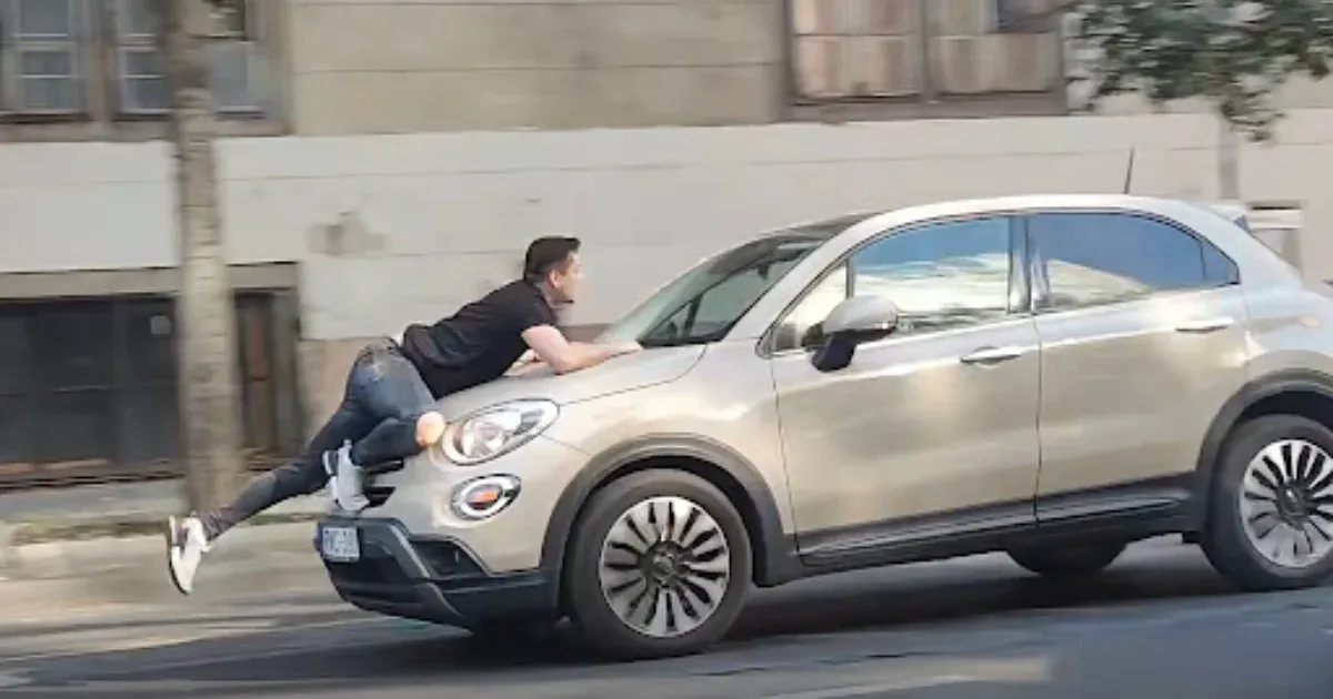 Filmbe illő jelenet budapesti útvesztőben: férfit hajtott motorháztetőn a támadótaxi. Filmbe illő jelenet budapesti útvesztőben: férfit hajtott motorháztetőn a támadótaxi.