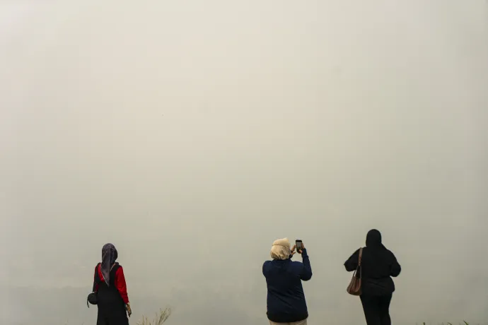 sétálnak a füsttel borított Solokban – Fotó: Mas'ud Kurniawan / Nurphoto / AFP