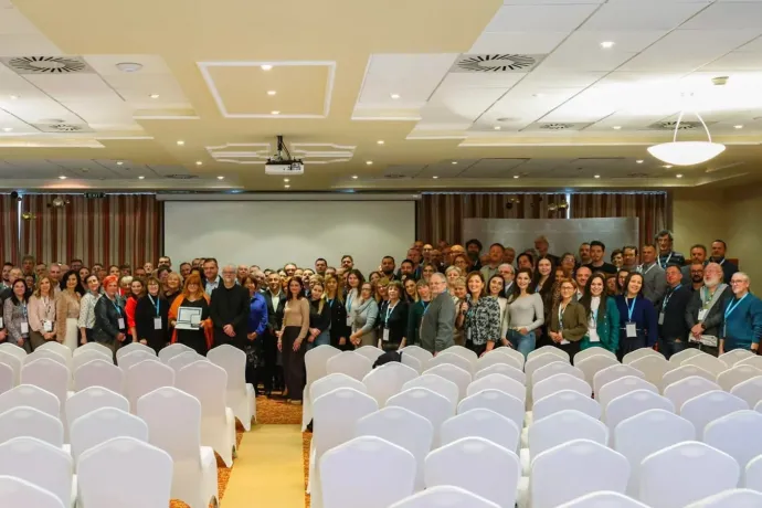 Négycsillagos hotelekben magyarázták el a fideszes propaganda irányát az erdélyi sajtósoknak
