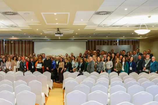 Négycsillagos hotelekben magyarázták el a fideszes propaganda irányát az erdélyi sajtósoknak