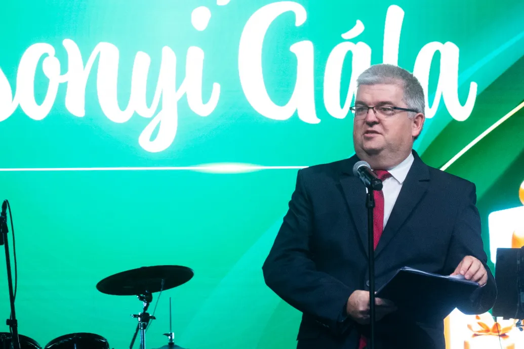 A bicskei eset miatt 2016-ban felajánlotta lemondását az akkori szociális államtitkár, de Balog Zoltán nem fogadta el