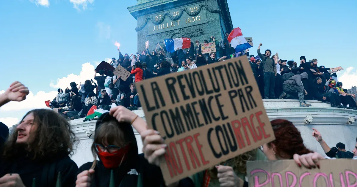 Az elégedetlen francia polgárok és diákok egyesülése: interjúk a tüntetőkkel. Az elégedetlen francia polgárok és diákok egyesülése: interjúk a tüntetőkkel.