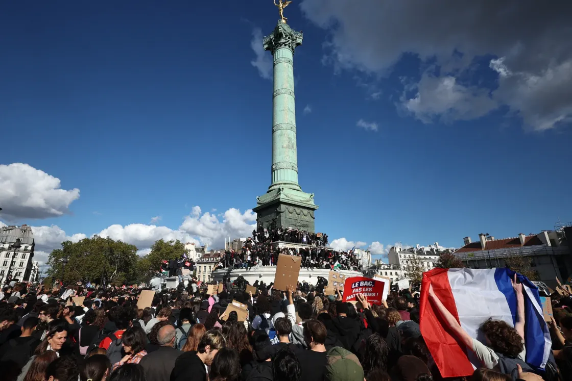 „Ezek a mi problémáink is, nem csak a gimnazistáké” – helyszíni riport az egyre szélesedő francia diáktüntetésekről