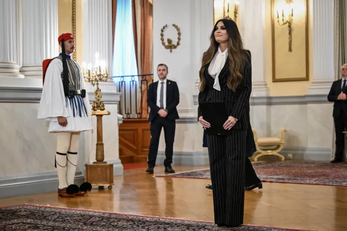 Kimberly Guilfoyle 2025. november 4-én érkezik az athéni elnöki palotába, hogy átadja megbízólevelét a görög államfőnek – Fotó: Aris Messinis / AFP