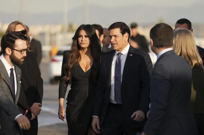 Marco Rubio amerikai külügyminiszter Kimberly Guilfoyle társaságában az athéni repülőtéren 2026. október 8-án – Fotó: Mark Schiefelbein / POOL / AFP