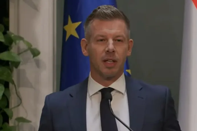 Magyar Péter beszólt a köztévének, mert az a Kisvárost adta a kormányzati sajtótájékoztató kezdetekor