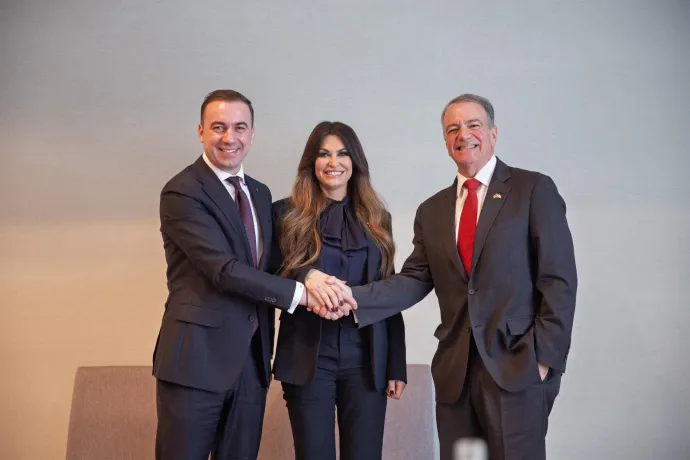 Bogdan Ivan román energiaügyi miniszter és Kimberly Ann Guilfoyle nagykövet Darryl Nirenberg bukaresti amerikai nagykövet társaságában – Fotó: Bogdan Ivan / Facebook