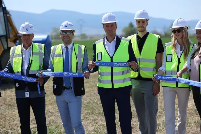 Az első képen balra Cristian Dragomir, a WALDEVAR Energy vezérigazgatója, jobbra Gregor Hudohmet, a GEN-I Sonce vezérigazgatója. A második képen Len Emil Balázs, Gyergyószentmiklós alpolgármestere, Cristian Dragomir és Gregor Hudohmet társaságában látható – Fotók: Waldevar / GEN-I Sonce