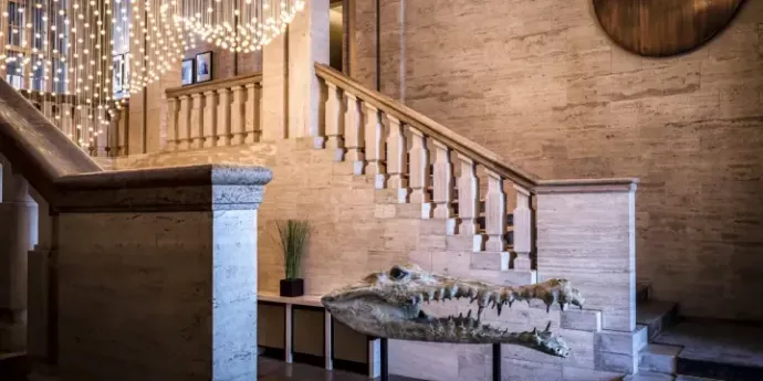 A crocodile head at the entrance to the Berlin hotel – Photo: Facebook / SO / Berlin Das Stue