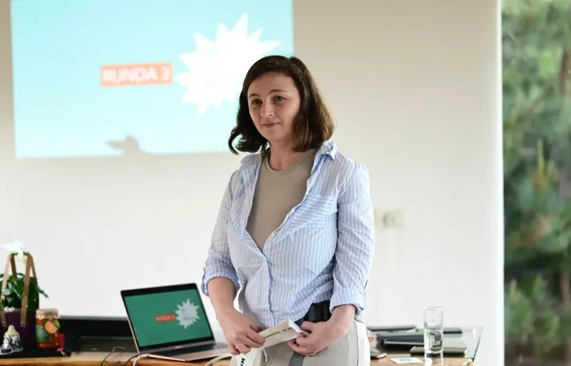 „Sokkal több az élet, mint amit egy nehéz helyzetben gondolsz róla” – Aczél Dóra a traumákról, a Grundról és a közösség megtartó erejéről