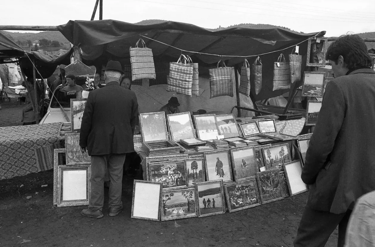 És a festmények is örök portékák – Fotó: Vova / Fortepan és Gál László / Transtelex