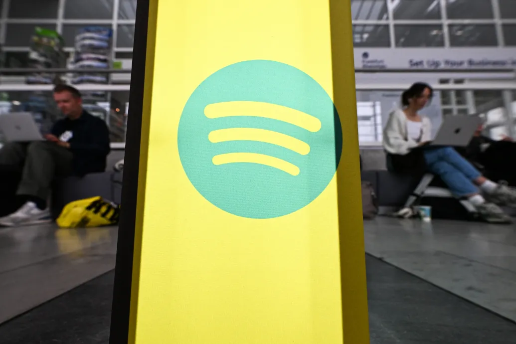 Másfél év börtönt kapott a zenész, aki mesterséges intelligenciával keresett 14 millió dollárt a Spotify-on