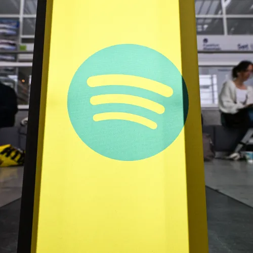 Másfél év börtönt kapott a zenész, aki mesterséges intelligenciával keresett 14 millió dollárt a Spotify-on