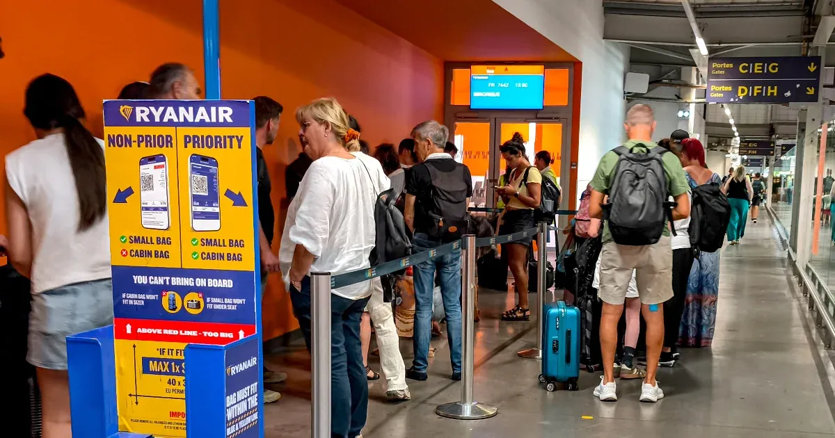 A Ryanair bejelentette: a becsekkolásnak és a poggyászfeladásnak ezentúl 60 perccel a tervezett indulás előtt kell megelnnie A Ryanair bejelentette: a becsekkolásnak és a poggyászfeladásnak ezentúl 60 perccel a tervezett indulás előtt kell megelnnie