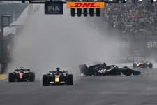 Russell a falban kötött ki, a McLarenek pedig egymást ütötték ki a szingapúri esős sprintfutamon