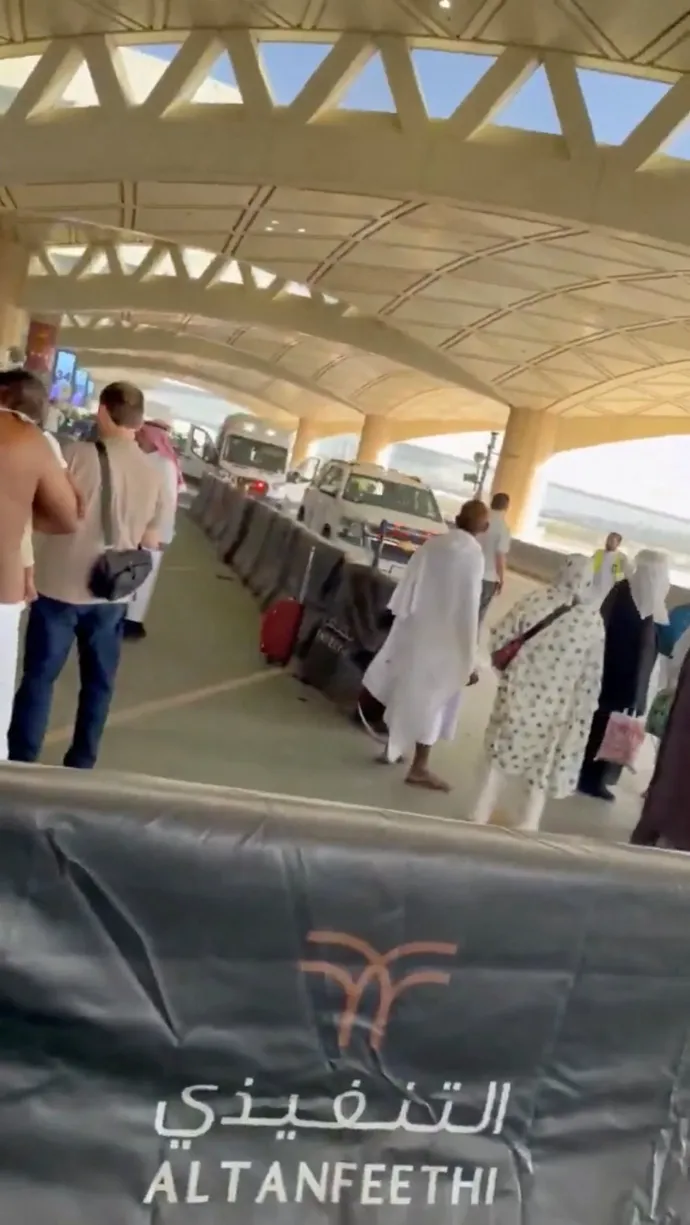 A Reuters által egy közösségi médiában megjelent videóból közzétett kép, amin mentők érkeznek a rijádi reptérhez – Fotó: Social Media / Reuters