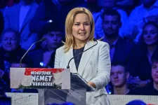 A Fidesz volt debreceni jelöltje márciusban Tóth Gabival lépett fel egy színpadon, később törölte a közös képüket
