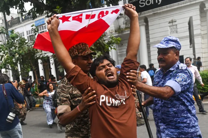 Tüntetőt állítanak elő Delhiben egy vasárnapi tüntetésen – Fotó: Kabir Jhangiani / NurPhoto /AFP