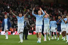 A Liverpool piros lapja után három góllal nyerte a rangadót a Manchester City