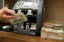 Másfél éves csúcs közelében jár a dollár, ez a forintnak sem túl jó hír