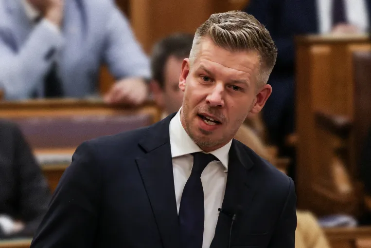 Ezzel a megállapodással középtávon kiszolgáltatja magát a főváros a kormánynak – parlamenti élő és stúdiós elemzés
