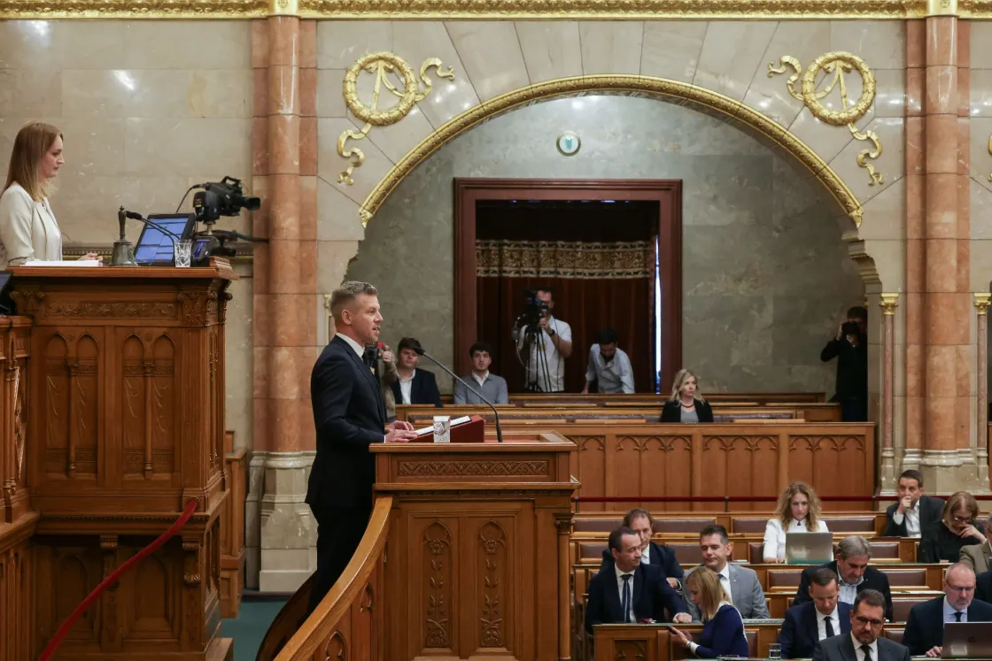 Vajon ki tette tönkre a katát, elvtársak? – kérdezte Magyar Péter a fideszesektől