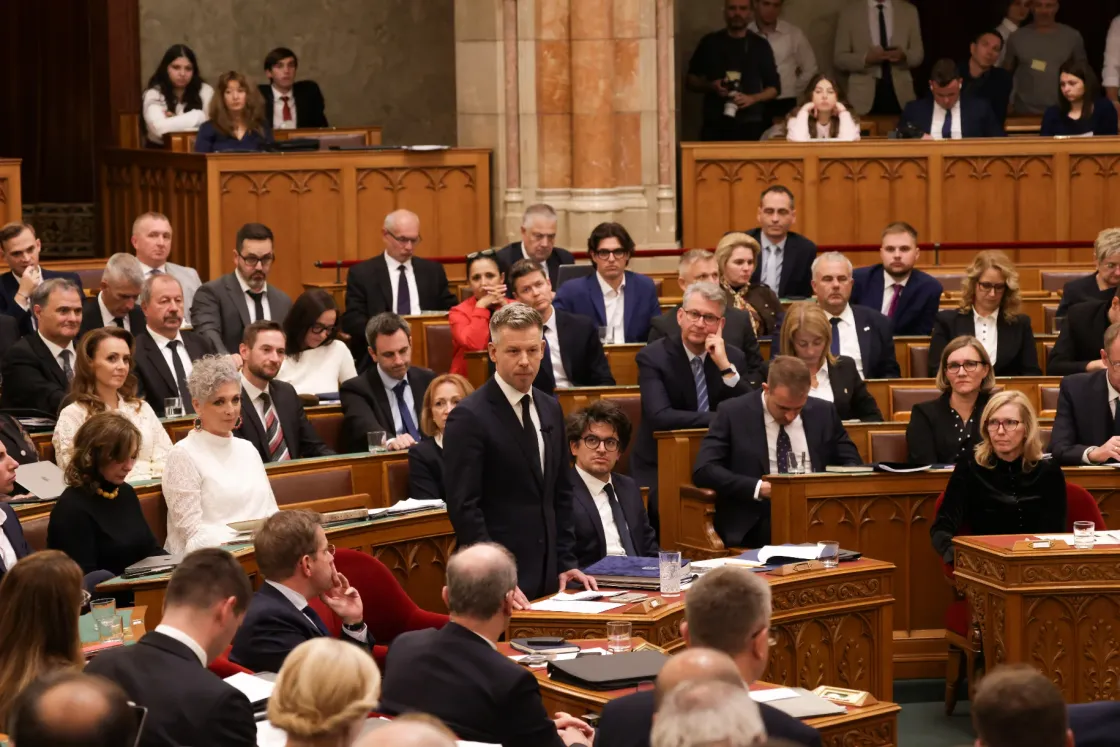 Juhász Hajnalka és Magyar Péter feszült össze a parlamentben, Rétvári elfogadhatatlan sms-váltásról beszélt