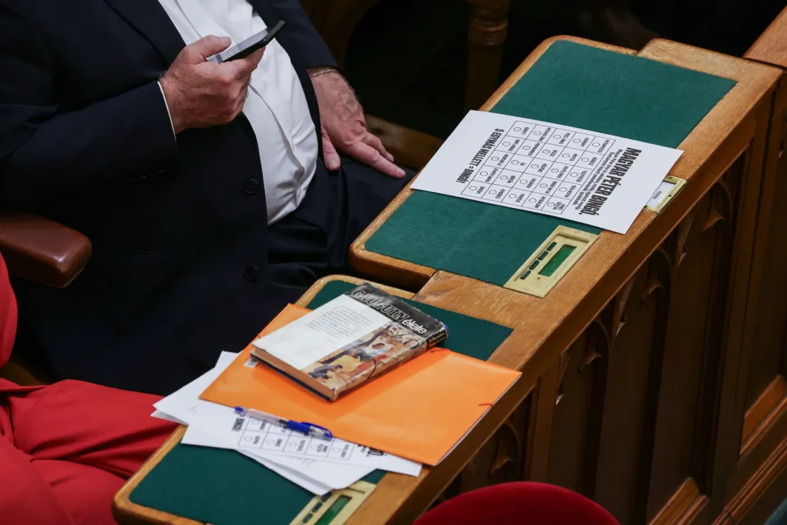 Magyar Péter-bingó, hányingerezés, felbukkanó Gulyás Gergely – Fotókon a parlament ülése, fél évvel a választás után