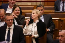Juhász Hajnalka és Magyar Péter feszült össze a parlamentben, Rétvári elfogadhatatlan sms-váltásról beszélt