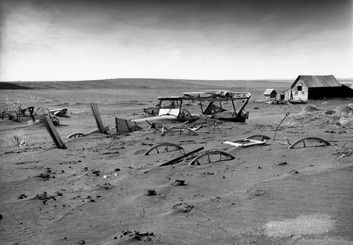 Egy porviharban eltemetett mezőgazdasági gépek és épületek a Dél-Dakota állambeli Dallasban, 1936 májusában – Fotó: Sloan / PhotoQuest / Getty Images