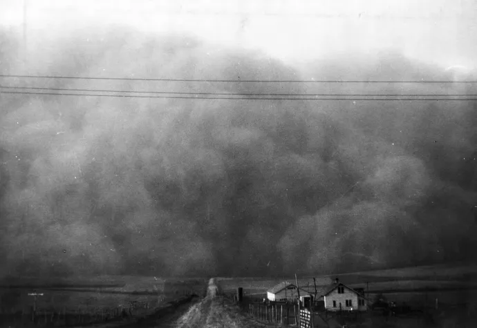 Porvihar közép-nyugati parasztházak mögött 1935-ben – Fotó: PhotoQuest / Getty Images