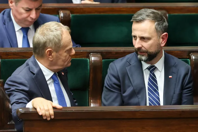 Donald Tusk és Wladyslaw Kosiniak-Kamysz a lengyel parlament alsóházának ülésén 2026. október 8-án – Fotó: Foto Olimpik / NurPhoto / AFP